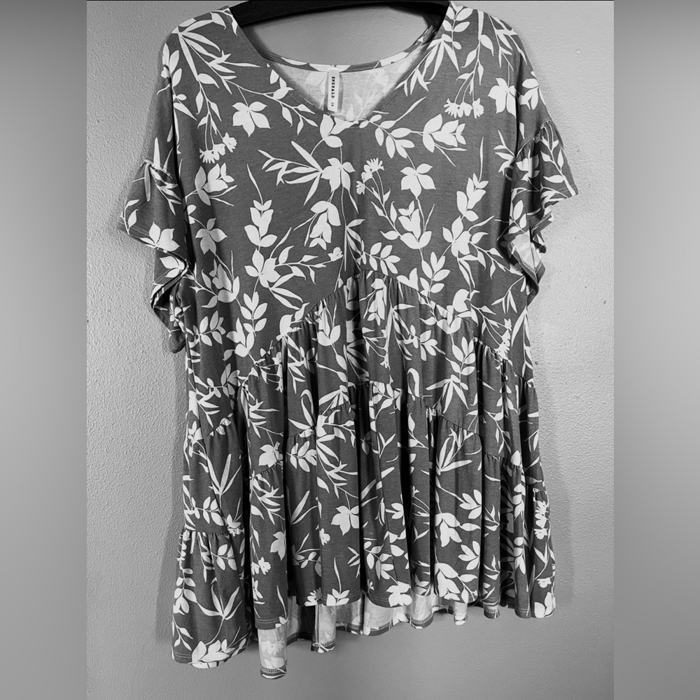 Emerald Floral Ruffle Sleeve Blouse - Gray & White. Relaxed. Women’s size 1X